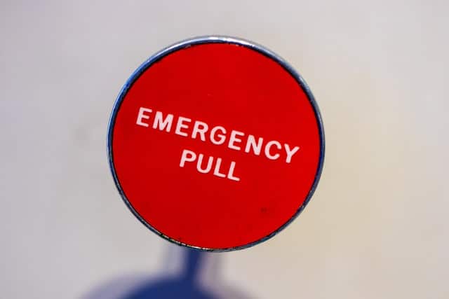 ayuda para crisis matrimonial boton eject emergencia