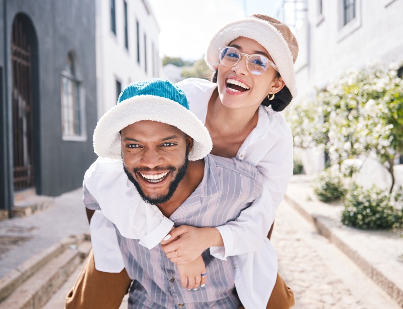 Pareja feliz con una cuenta bancaria emocional positiva